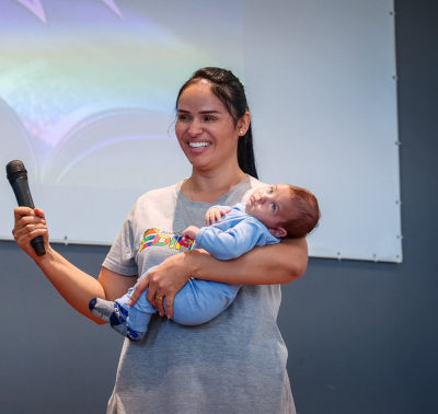 Pastora Adelai Quefar, abraçando e acolhendo pessoas na igreja